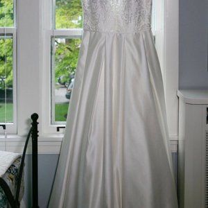 Monica Loretti Wedding Dress (unaltered)